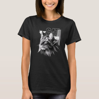 Beautiful Maine Coon cat T-Shirt