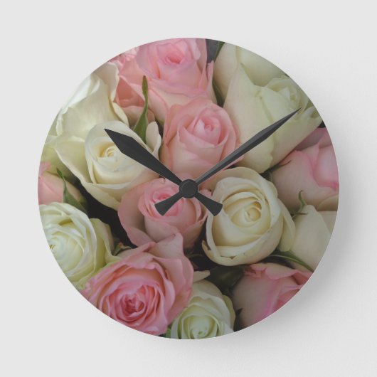 Beautiful Pink White Roses Flower Bouquet Runde Wanduhr (Vorderseite)