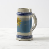 Beautiful Sun Flowers With Cloudy Blue Bierglas (VorderseiteRechts)