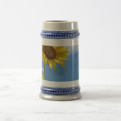 Beautiful Sun Flowers With Cloudy Blue Bierglas (Mittel)