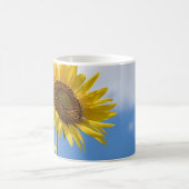 Beautiful Sun Flowers With Cloudy Blue Kaffeetasse (Mittel)