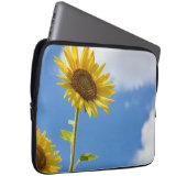 Beautiful Sun Flowers With Cloudy Blue Laptopschutzhülle (Vorne Rechts)