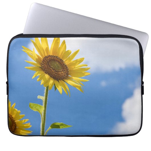 Beautiful Sun Flowers With Cloudy Blue Laptopschutzhülle (Vorderseite)