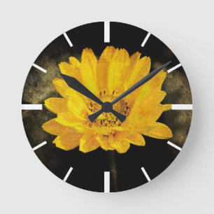 Beautiful Sunflower with Dark Brown Background Runde Wanduhr