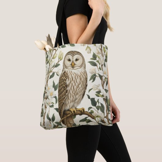 Beautiful Ural Owl And Magnolia Blossoms Tasche (Von Nahem)
