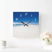 Beautiful white sand beach and turquoise ocean quadratische wanduhr (Zuhause)