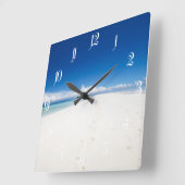Beautiful white sand beach and turquoise ocean quadratische wanduhr (Winkel)