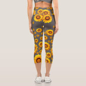 Beautiful yellow flowers on gray background capri leggings (Rückseite)