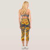 Beautiful yellow flowers on gray background capri leggings (Rückseite)