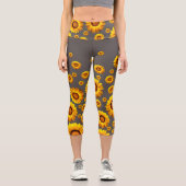 Beautiful yellow flowers on gray background capri leggings (Vorderseite)