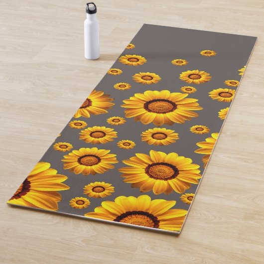 Beautiful yellow flowers on gray background yogamatte (Beispiel)