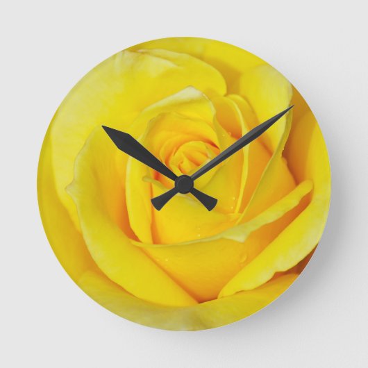 Beautiful yellow rose petals runde wanduhr (Vorderseite)