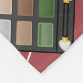 Beauty-Produktmuster auf einem roten Hintergrund Fleecedecke (Ecke)