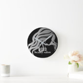 Beauty Salon Business Name Metallic Silver + Black Runde Wanduhr (Zuhause)