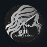 Beauty Salon Business Name Metallic Silver   Black Runde Wanduhr<br><div class="desc">Fügen Sie Ihren Boutiquen Namen zu den individuell anpassbaren metallischen Imitaten Folie Platin Silber und schlicht Jet schwarz dekorative Business Wall Uhr</div>