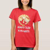 "Beauty Sleep in Progress" Funny Cat Zitat T-Shirt (Vorderseite)