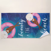 Beauty & The Beach Ocean African Woman on Float Strandtuch (Vorderseite)