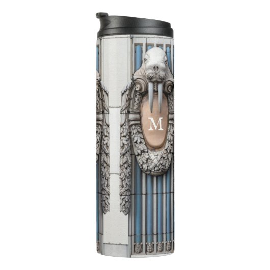 Beaux Arts Walrus Skulptur Custom Monogram Thermosbecher (Nach rechts gedreht)