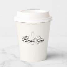 Becher aus weißem und schwarzem Papier