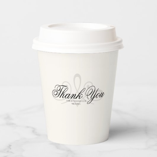 Becher aus weißem und schwarzem Papier (Vorderseite)