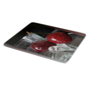 Becher mit Kirschen Schneidebrett