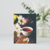 Becher mit schwarzem Tee und zwei Kamille-Blume Postkarte (Stehend Vorderseite)