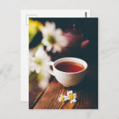 Becher mit schwarzem Tee und zwei Kamille-Blume Postkarte (Vorne/Hinten)