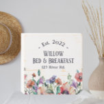 Bed and Breakfast Custom Floral Holzkisten Schild<br><div class="desc">Mit einem schönen Blumendesign in Aquarellfarben und modernen Schriftart ist dieses Bed & Breakfast die perfekte Ergänzung zu Ihrer Zuhause. Dieser Stil passt zu modernen Bauernhäusern,  boho,  Country oder rustikalen eleganten Stilrichtungen.</div>