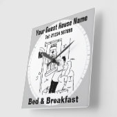 Bed & Breakfast Cartoon Quadratische Wanduhr (Winkel)