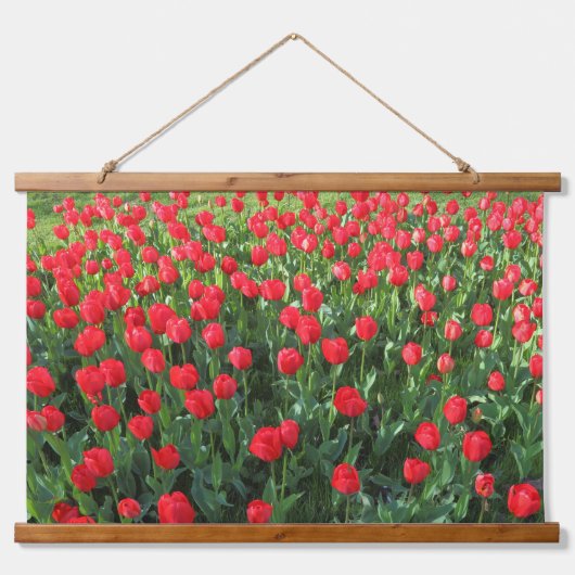 Bed of Red Tulips 01 Wandteppich Mit Holzrahmen (Vorne)