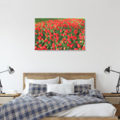 Bed of Red Tulips 02 Leinwanddruck (Insitu (Schlafzimmer))