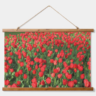 Bed of Red Tulips 02 Wandteppich Mit Holzrahmen