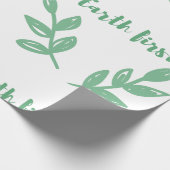 Bedecken Sie zuerst/ökologisch mit Erde, stellen Geschenkpapier (Ecke)