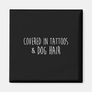 Bedeckt in Tattoos und Hundebüt, inklusive Künstle Magnet