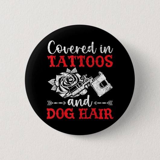 Bedeckt in Tattoos und Hundefellen Tattoo Button (Vorderseite)