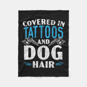 Bedeckt in Tattoos und Hundefellen Tattoo Fleecedecke
