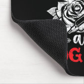 Bedeckt in Tattoos und Hundefellen Tattoo Mousepad (Ecke)