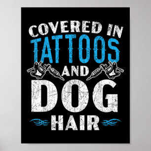 Bedeckt in Tattoos und Hundefellen Tattoo Poster