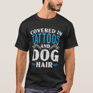 Bedeckt in Tattoos und Hundefellen Tattoo T-Shirt