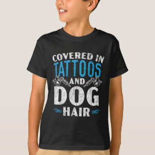 Bedeckt in Tattoos und Hundefellen Tattoo T-Shirt
