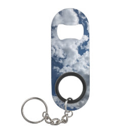 Bedeckung von Wolken, auf dunklem Anschein Mini Flaschenöffner