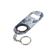 Bedeckung von Wolken, auf dunklem Anschein Mini Flaschenöffner (Rückseite Schrägansicht)