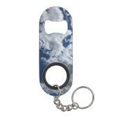 Bedeckung von Wolken, auf dunklem Anschein Mini Flaschenöffner (Rückseite)