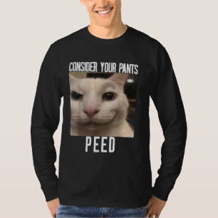 Bedenke deinen Hose gepinkelt seltsam Katzen-Meme  T-Shirt