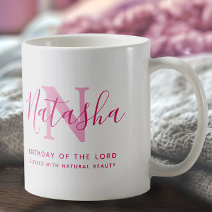 Bedeutung des Namens Natasha und Monogramm in rosa Kaffeetasse