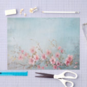 Bedrängte rosa Blumenzweige auf Hellblau Seidenpapier (Handwerk)