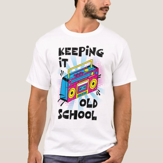 Bedrückte Retro-Boombox: Behalt der alten Schule T-Shirt (Vorderseite)