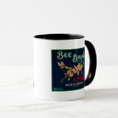 Bee-Apfelkiste-Etikett Tasse (VorderseiteRechts)