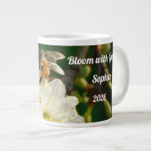 Bee & Blossom Macro | Personalized Name Mug Jumbo-Tasse (Vorderseite Rechts)