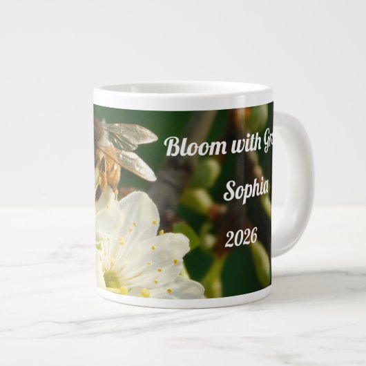 Bee & Blossom Macro | Personalized Name Mug Jumbo-Tasse (Vorderseite Rechts)